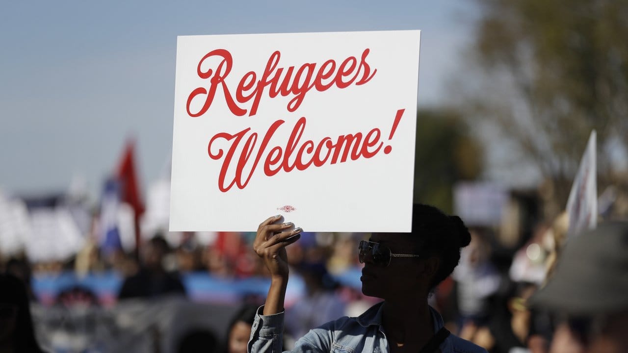 Nicht alle denken so wie Donald Trump: Eine Frau hält während einer Demonstration in San Diego ein Schild mit der Aufschrift "Refugees welcome" (Flüchtlinge willkommen).