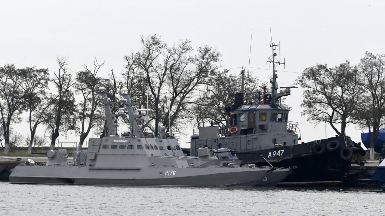Die ukrainischen Schiffe waren von der Russischen Marine gekapert worden und werden nun wegen angeblicher Grenzverletzung festgehalten.