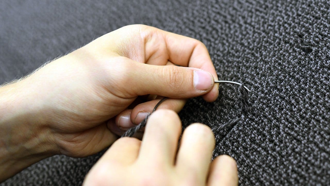 Arbeit am Detail: Produktprüfer Textil sorgen dafür, dass die Waren beim Hersteller ohne Fehler die Produktion verlassen.