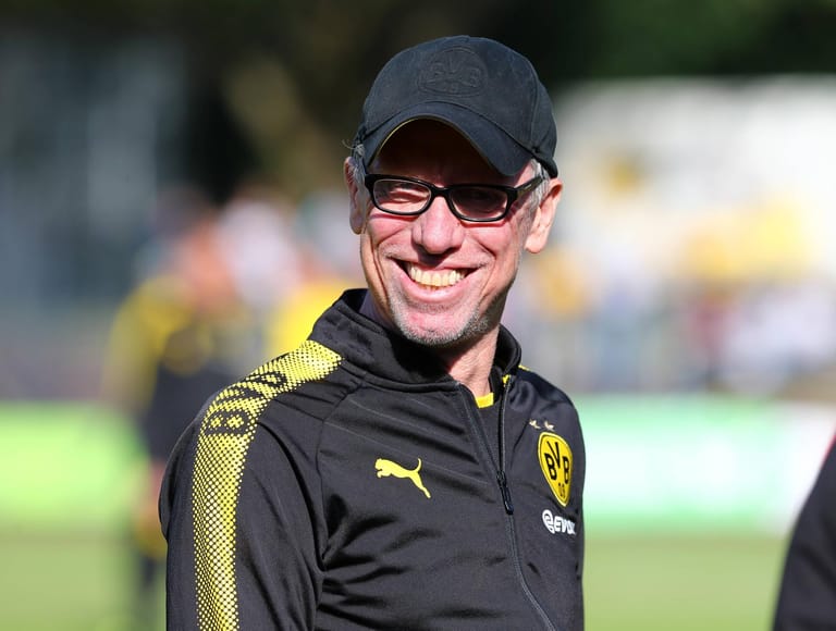 Für Borussia Dortmund war Peter Stöger die ideale Interimslösung. Der Österreicher ist ohne Verein und könnte unter Umständen auch dem FC Bayern helfen.