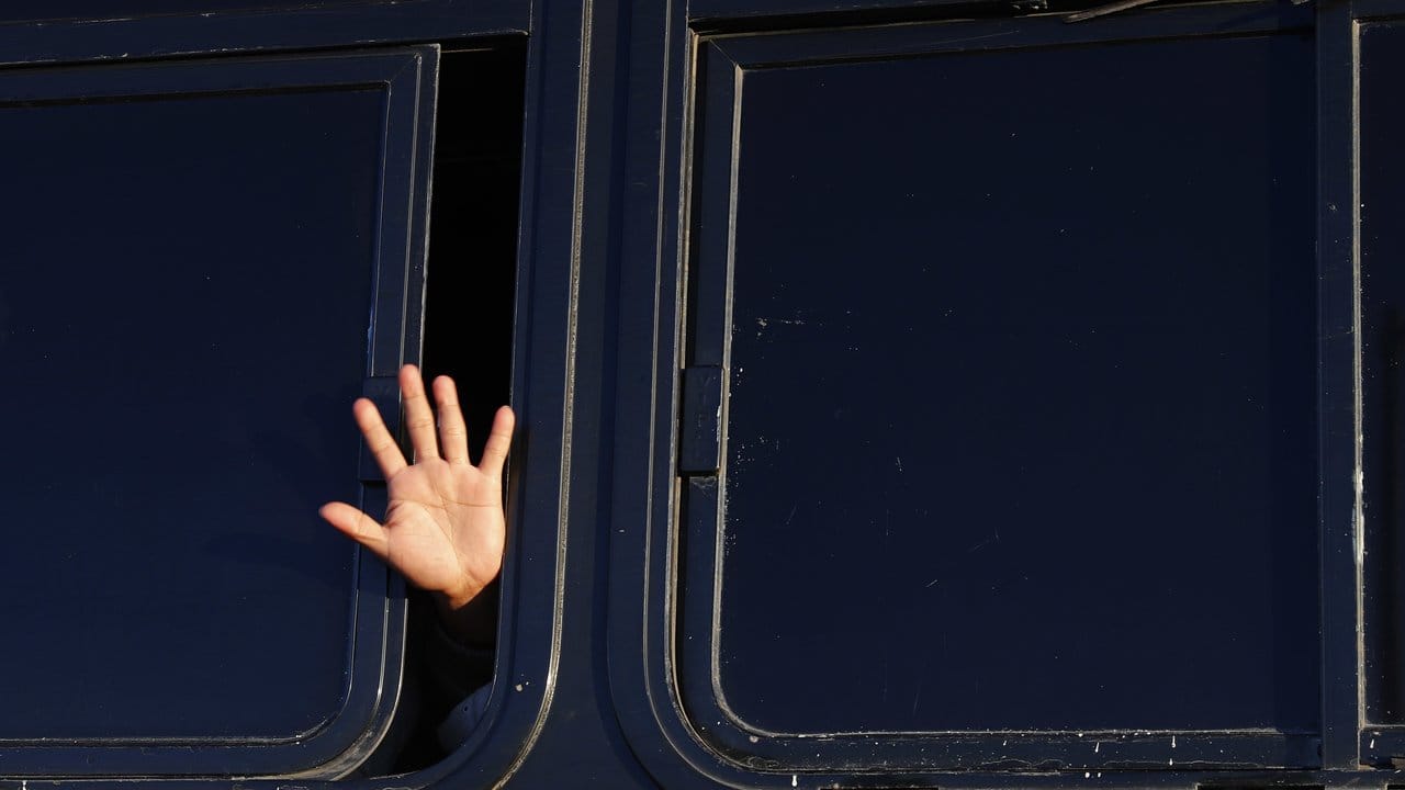 Die Hoffnung stirbt zuletzt: Ein Migrant, der als Teil einer Karawane durch Mexiko reist und hofft, die US-Grenze zu erreichen, winkt aus dem Fenster eines Busses.