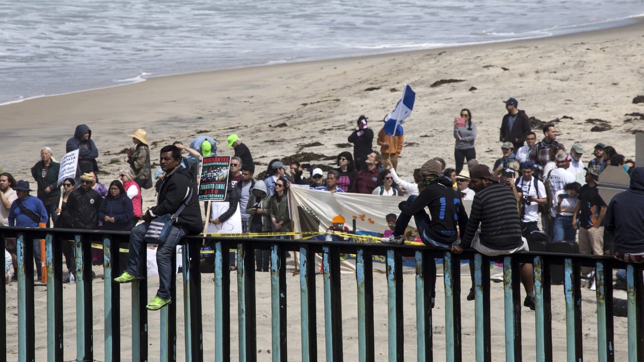 Migranten aus Zentralamerika erreichen in Tijuana den Grenzzaun zu den USA.