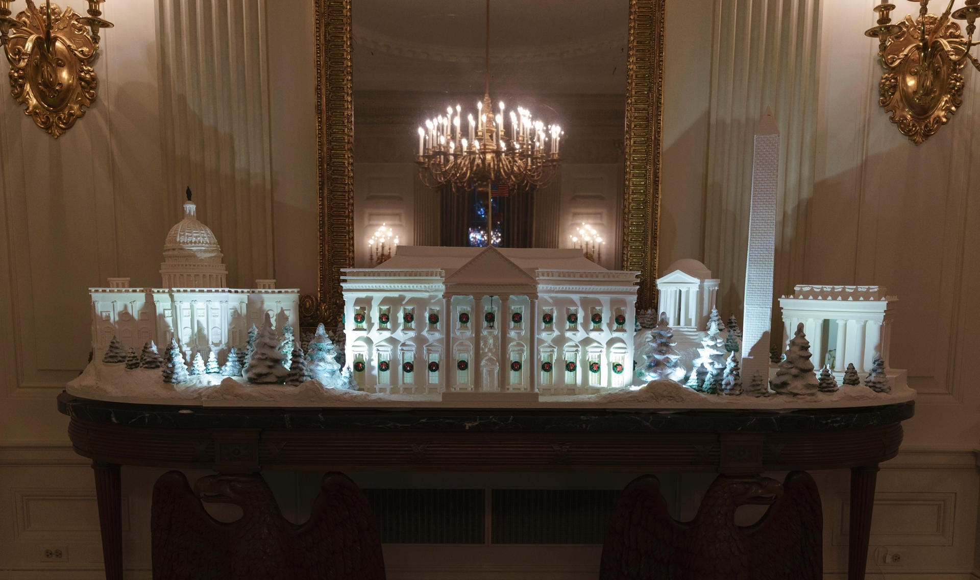 Das Lebkuchenhaus stellt die gesamte Nationalpromenade in Washington dar: Zu sehen sind das Kapitol, das Lincoln Memorial, das Jefferson Memorial, das Washington Memorial und – im Zentrum – das Weiße Haus.