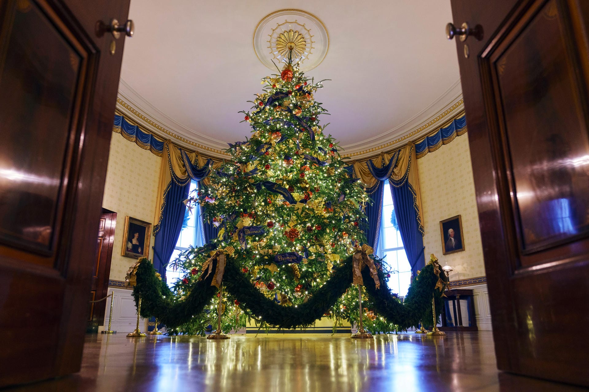 Der offizielle Weihnachtsbaum steht im Blue Room im Weißen Hauses, wo kleinere Empfänge stattfinden: Der Baum ist mehr als fünf Meter hoch und aufwändig dekoriert.
