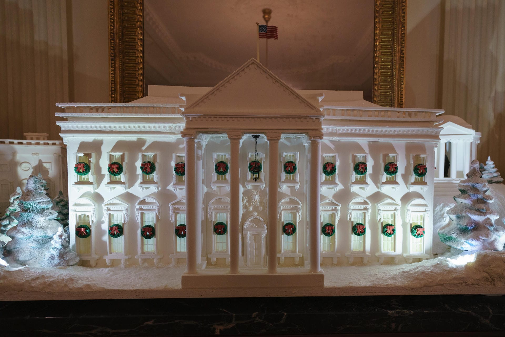 Eine Miniatur des Weißen Hauses – aus Lebkuchen: Auch dieses kleine Weiße Haus ist mit Weihnachtskränzen dekoriert.