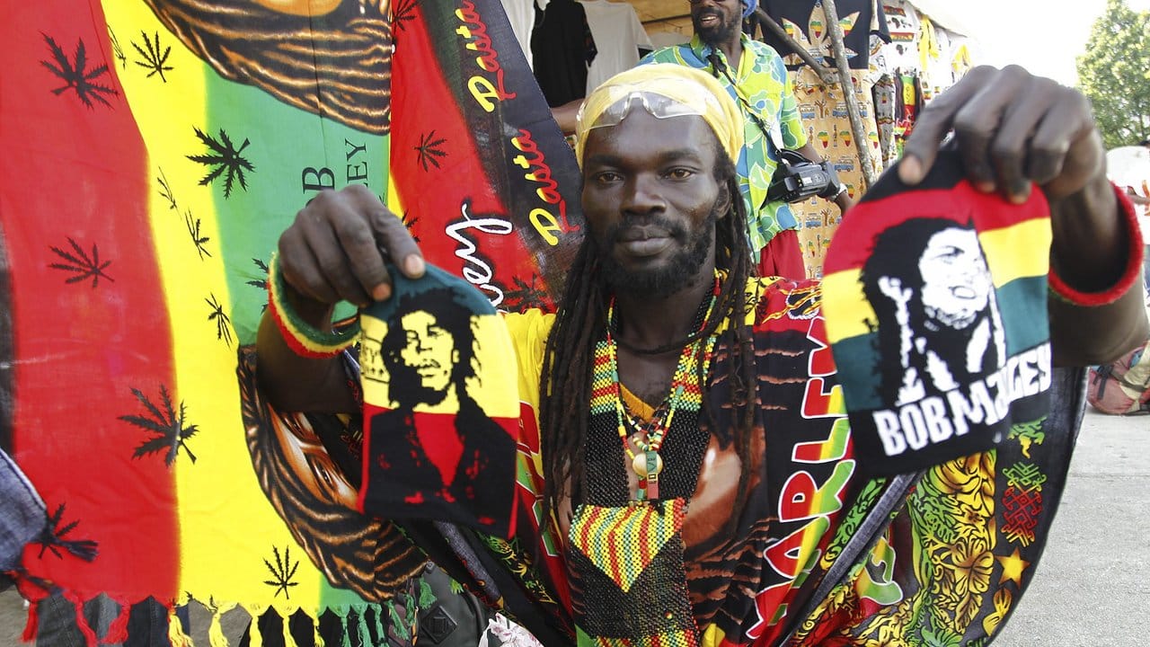 Ein Mitglied der Gruppe Ivoire Binghi beim "International Festivals of Abidjan Reggae".