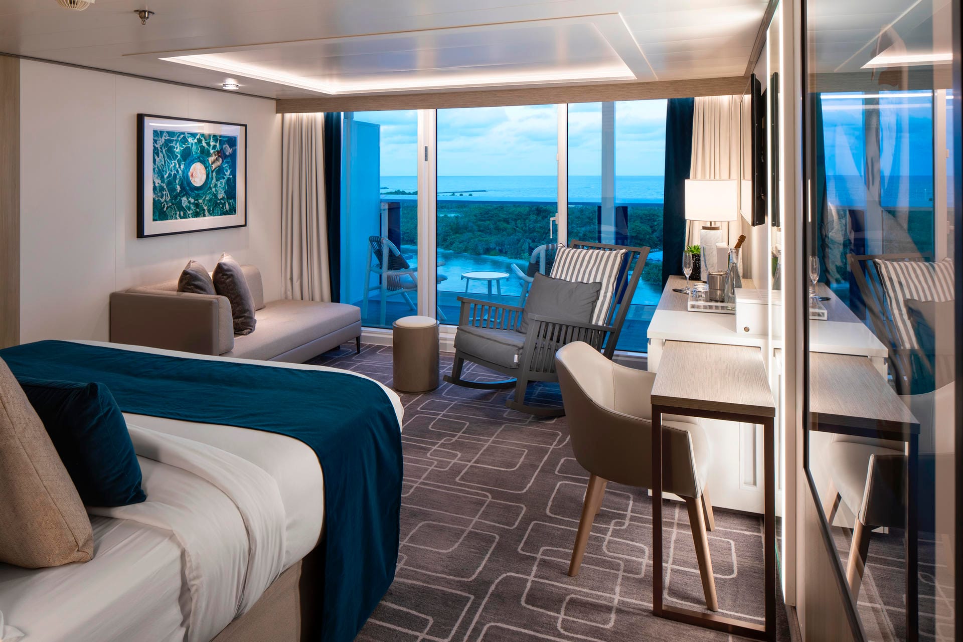 In den "Sky Suiten" auf der "Celebrity Edge" sind die Betten so angeordnet, dass der Gast aufs Meer schaut.