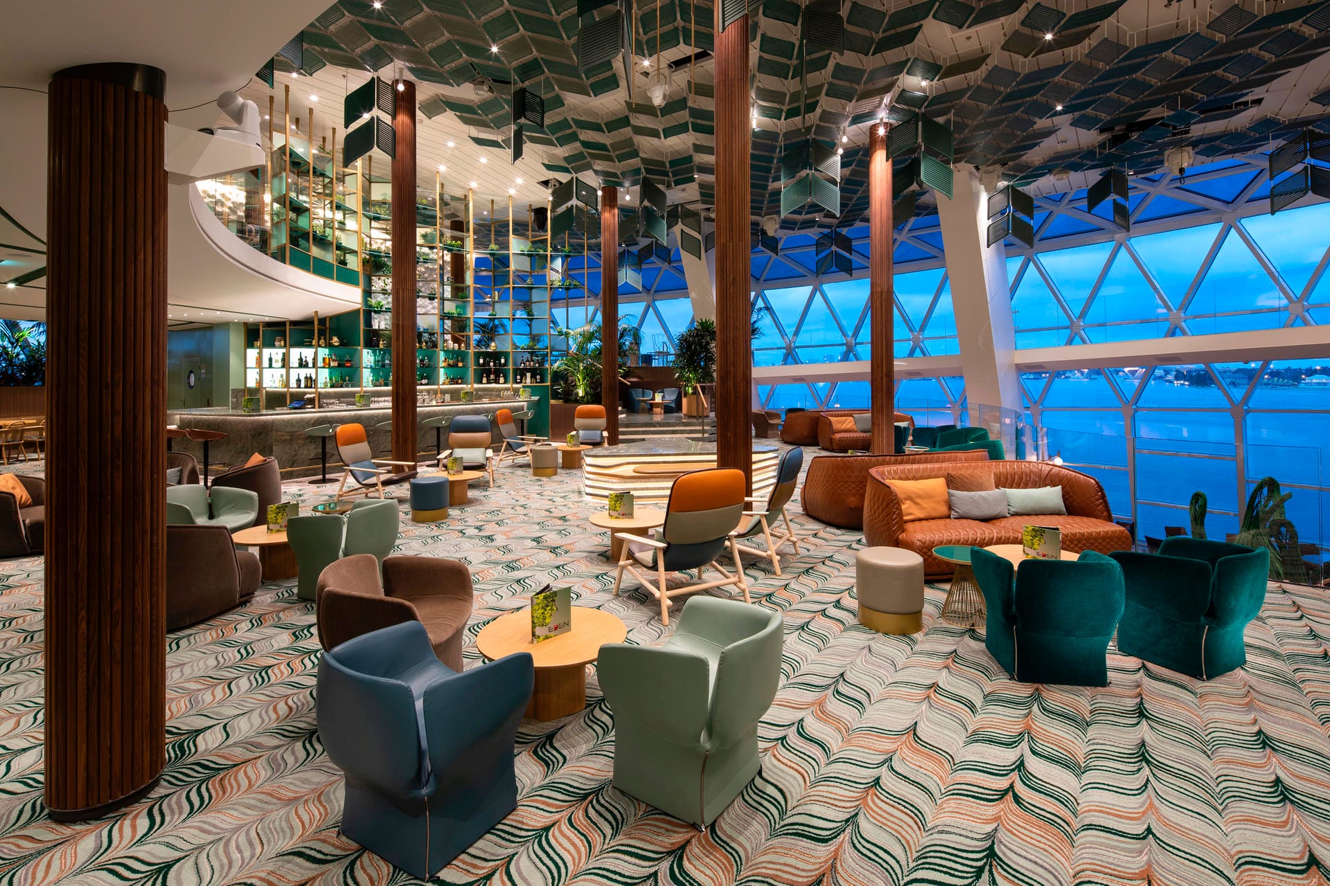 Die Eden-Lounge gab es auf Celebrity-Schiffen bisher nicht. In dem großzügig gestalteten Bereich können Gäste abends gegen Aufpreis essen.