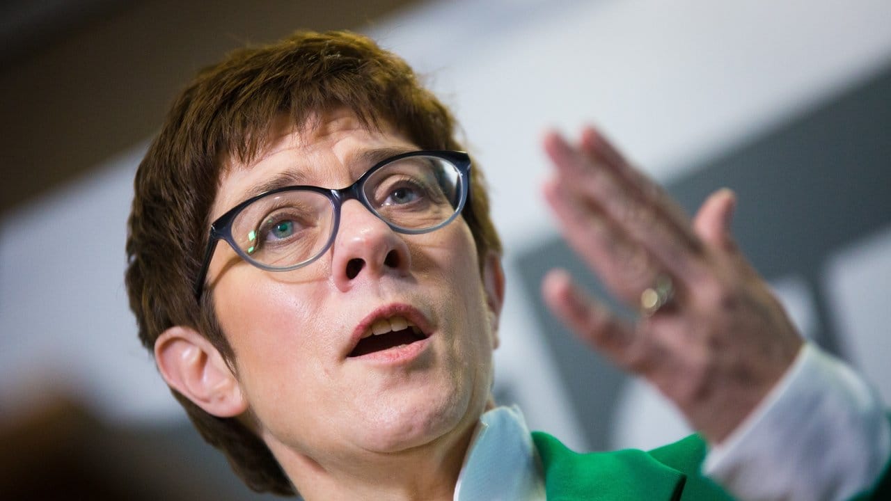 CDU-Generalsekretärin Annegret Kramp-Karrenbauer: "Dürfen uns nicht wundern. CDU-Generalsekretärin Annegret Kramp-Karrenbauer: "Dürfen uns nicht wundern.