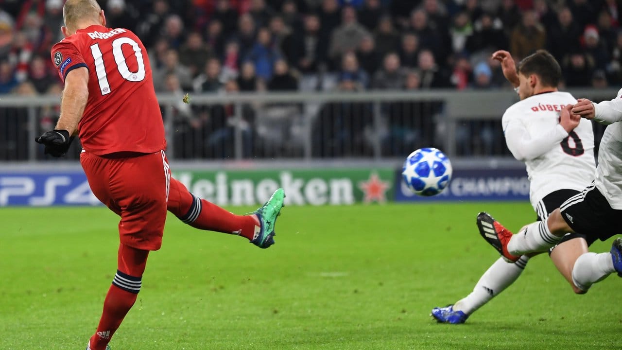 Bayern-Routinier Arjen Robben (l) zieht ab und trifft zum 1:0.