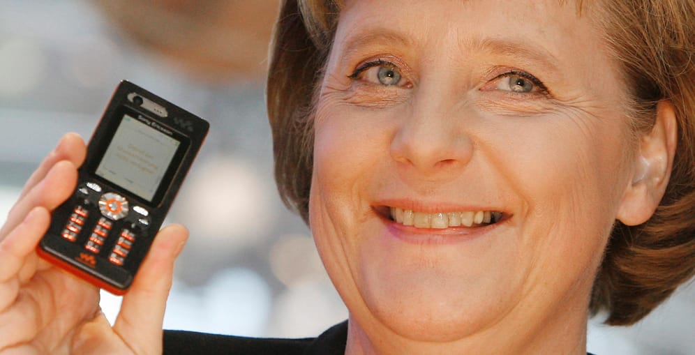 Die CeBIT 2007: Hier präsentiert Kanzlerin Angela Merkel ein neues Handy.