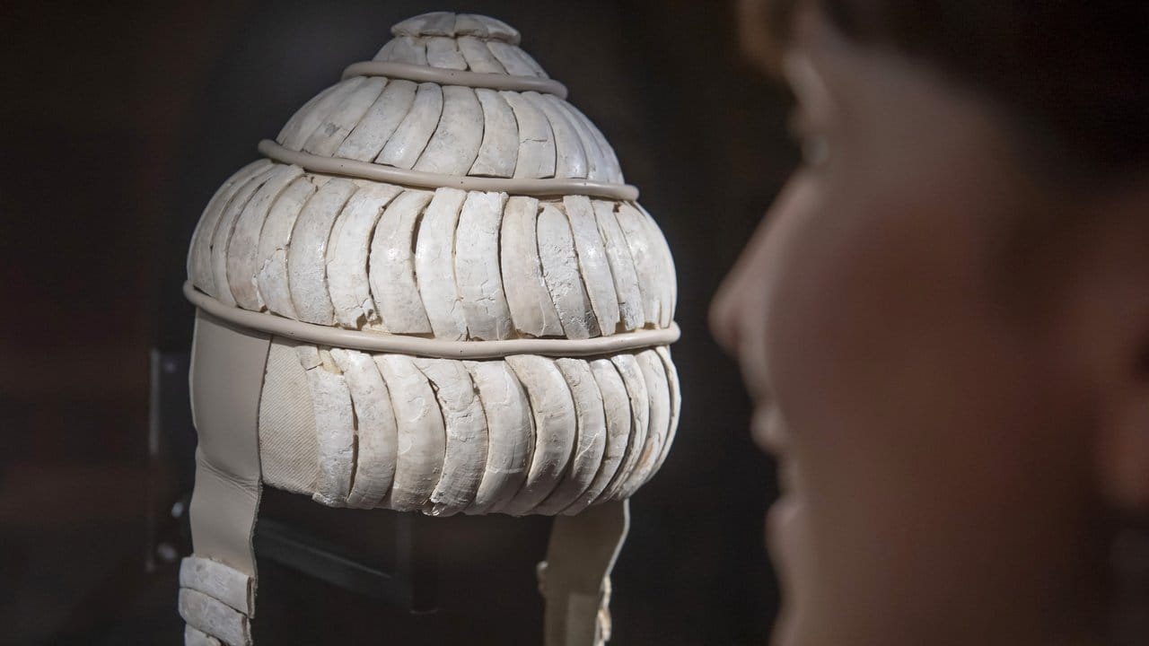 Ein Eberzahnhelm aus Olympia, Elis in Karlsruhe. Ein Eberzahnhelm aus Olympia, Elis in Karlsruhe.