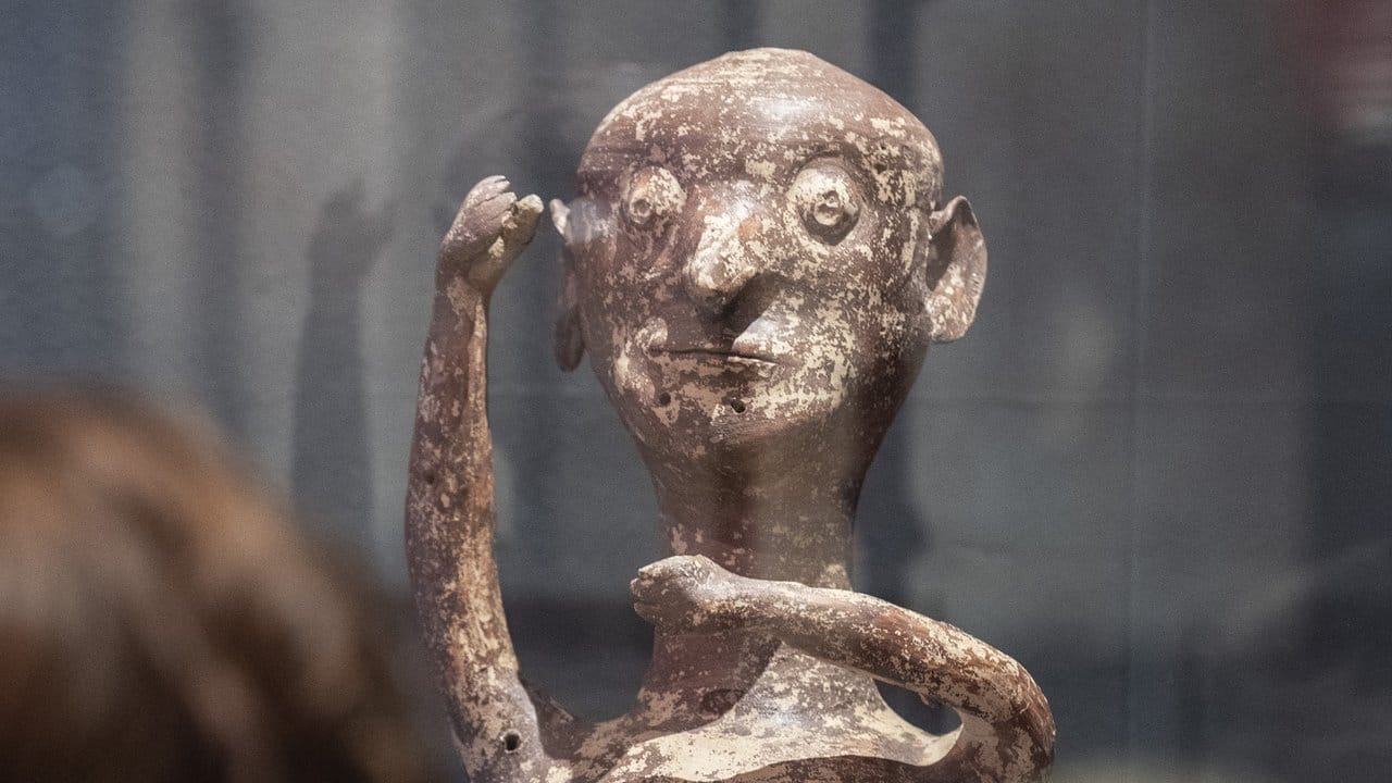 Idolfigur aus dem Kultzentrum von Mykene in der Schau in Karlsruhe. Idolfigur aus dem Kultzentrum von Mykene in der Schau in Karlsruhe.