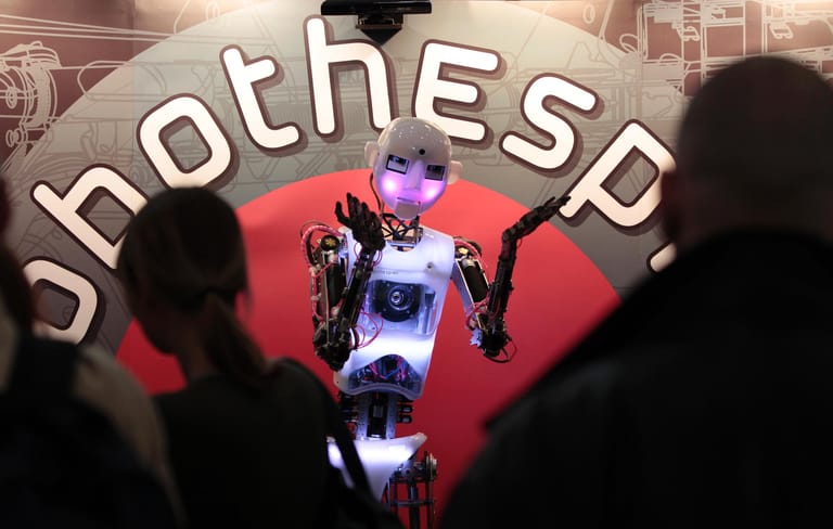 Der Roboter "RoboThespian" auf der CeBIT 2011. Die Maschine kann unter anderem singen, tanzen und Augenkontakt halten. Auf der CeBIT unterhielt das Gerät die Zuschauer.