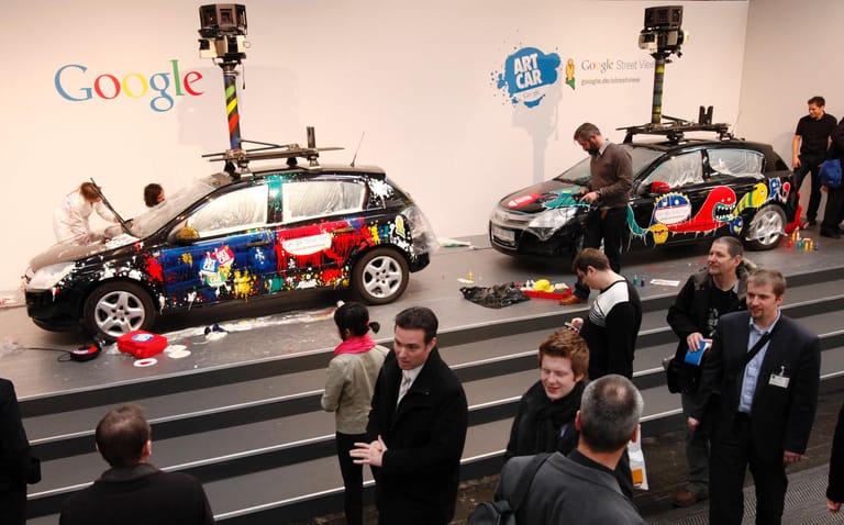 Angemalte Google-Street-View-Autos auf der CeBIT 2010. Das Thema der Messe war damals "Connected Worlds". Schwerpunkte waren unter anderem Smartphones, 3D-Technik und Beamer. 334.000 Menschen besuchten 2010 die CeBIT.