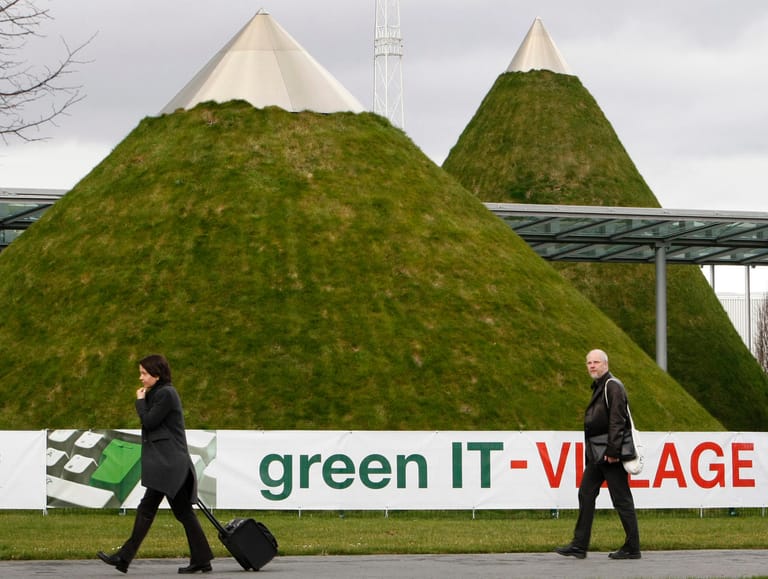 2008 war ein Schwerpunkt der CeBIT "Green IT". Damals besuchten knapp 500.000 Menschen die Messe.