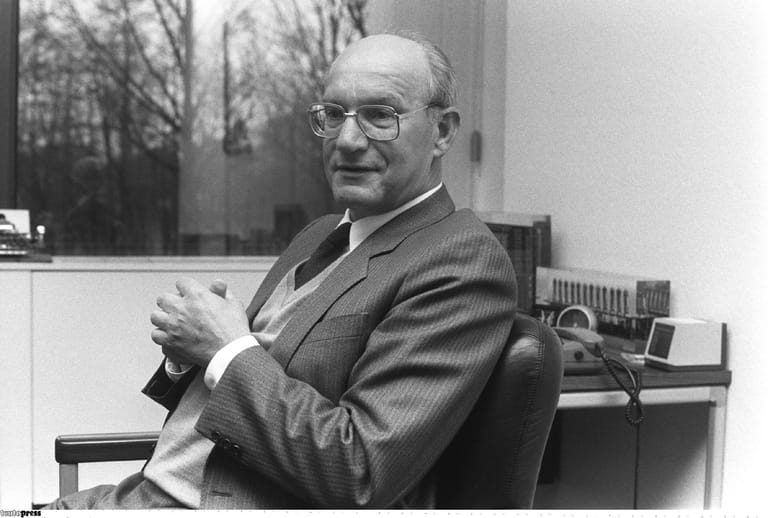 Ein prominenter Besucher der CeBIT: Heinz Nixford. Der deutsche Computerpionier verdiente mit seiner Firma "Nixdorf AG" Milliarden. Der Konzern hatte sich auf Computer spezialisiert. Nixdorf erlag am 17.März 1986 auf der CeBIT an den Folgen eines Herzinfarkts.