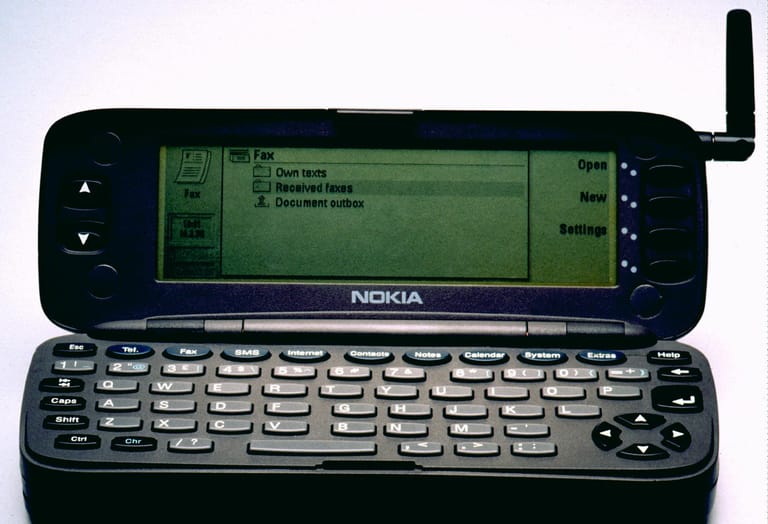Auf der CeBit 1996 präsentierte Nokia das Nokia 9000. Mit dem Handy konnten Nutzer auch E-Mails senden und im Internet surfen.