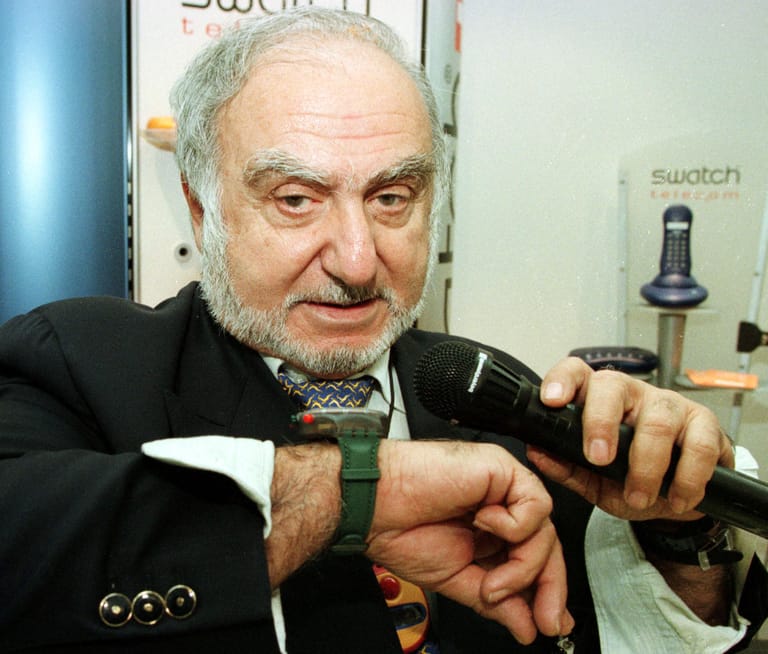 Der damalige Präsident des Uhrenherstellers Nicolas Hayek Swatch spricht über eine Swatch-Uhr mit seiner Frau mithilfe von "Swatch-Talk". Hayek präsentiert das System auf der CeBIT 1998. Die Messe zählte damals knapp 670.000 Besucher.