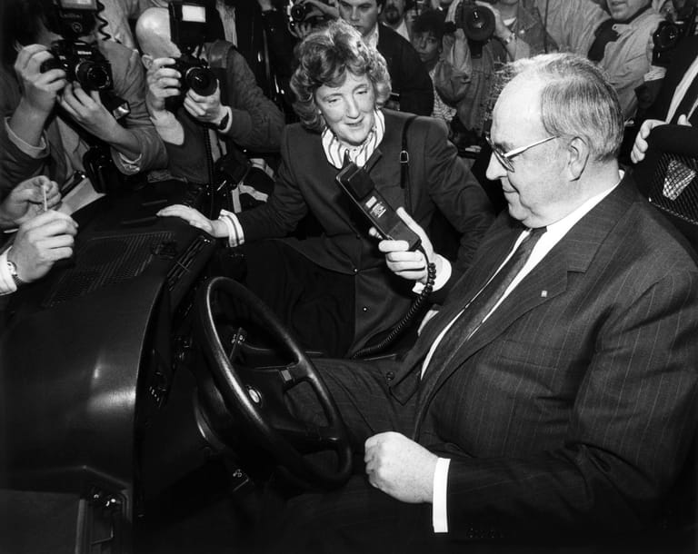CeBIT 1989: Umringt von Fotografen testet Bundeskanzler Helmut Kohl (r) ein handliches Autotelefon. Neben ihm (M) die niedersächsische Finanzministerin und Messe-Aufsichtsratsvorsitzende Birgit Breuel.