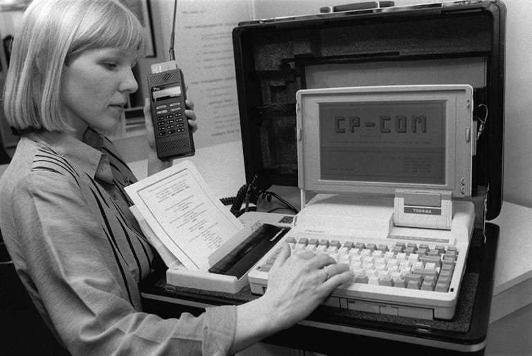 Ein Kleinbüro im Aktenkoffer wird auf der Cebit 1990 in Hannover als Neuheit vorgestellt. In dem handlichen Koffer sind ein Laptop, Drucker, Mobiltelefon und Modem untergebracht. Über Telefon lässt sich mit jedem Rechner kommunizieren.