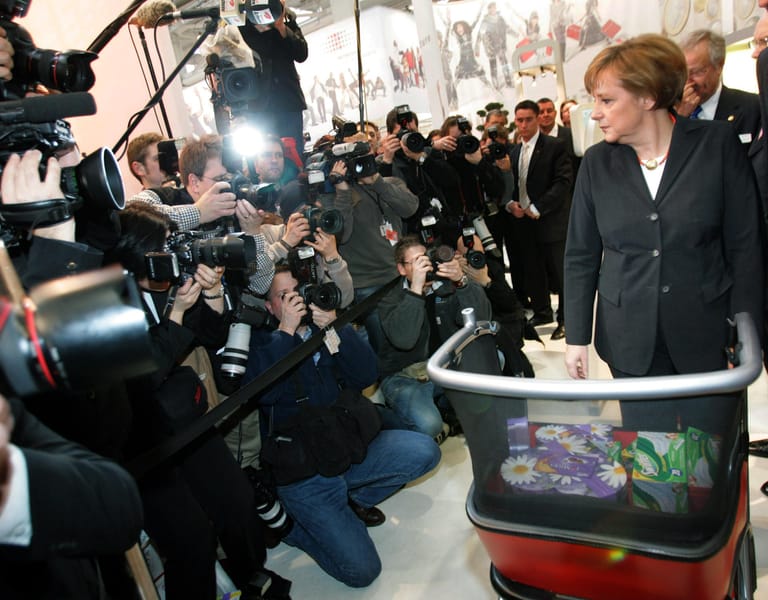 Cebit 2006: Bundeskanzlerin Angela Merkel schiebt bei ihrem Messerundgang am Stand der Metro-Group einen Einkaufswagen an den Fotografen vorbei.