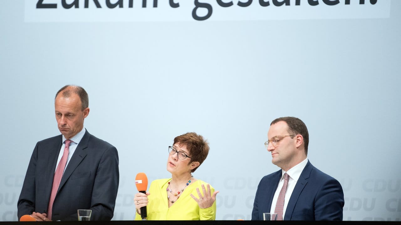 Die Kandidatin für den CDU-Vorsitz Friedrich Merz (l-r), Annegret Kramp-Karrenbauer und Jens Spahn während der sechsten Regionalkonferenz in Düsseldorf. Die Kandidatin für den CDU-Vorsitz Friedrich Merz (l-r), Annegret Kramp-Karrenbauer und Jens Spahn während der sechsten Regionalkonferenz in Düsseldorf.