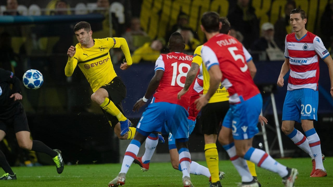 BVB-Profi Christian Pulisic (l) kann nur durch ein Foul gestoppt werden. BVB-Profi Christian Pulisic (l) kann nur durch ein Foul gestoppt werden.