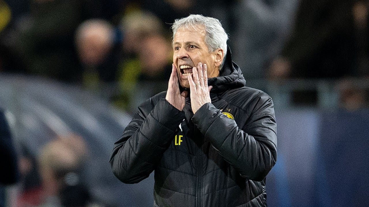 Dortmunds Trainer Lucien Favre dirigierte das Spiel von der Seitenlinie. Dortmunds Trainer Lucien Favre dirigierte das Spiel von der Seitenlinie.