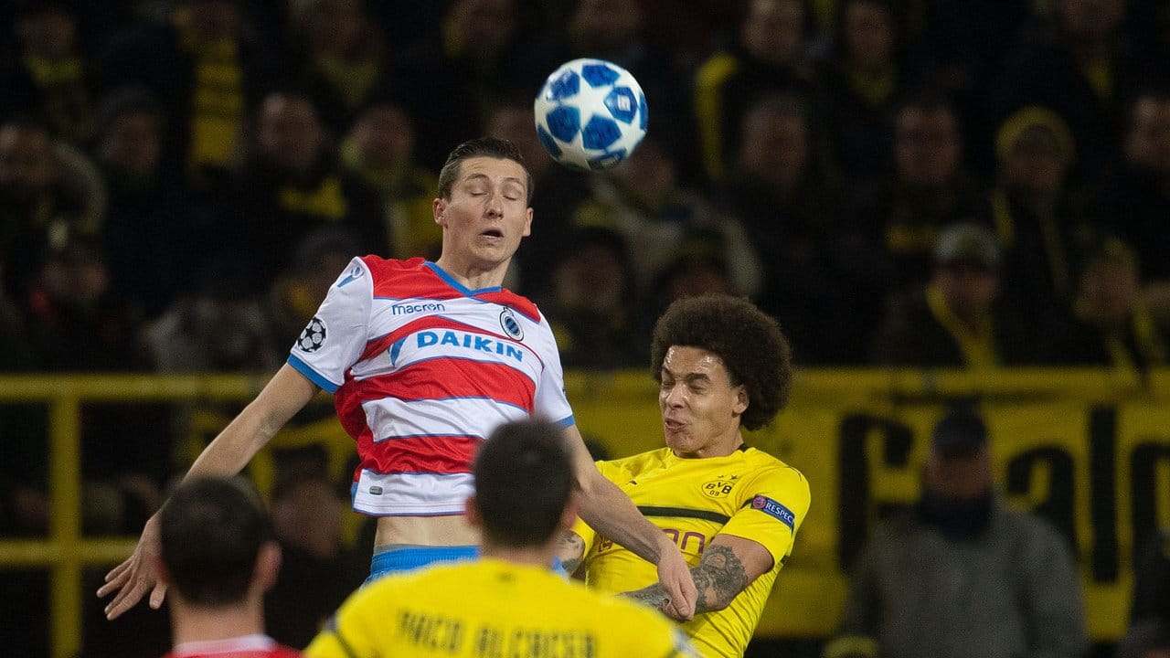 Axel Witsel (r) verliert das Kopfballduell mit Hans Vanaken. Axel Witsel (r) verliert das Kopfballduell mit Hans Vanaken.