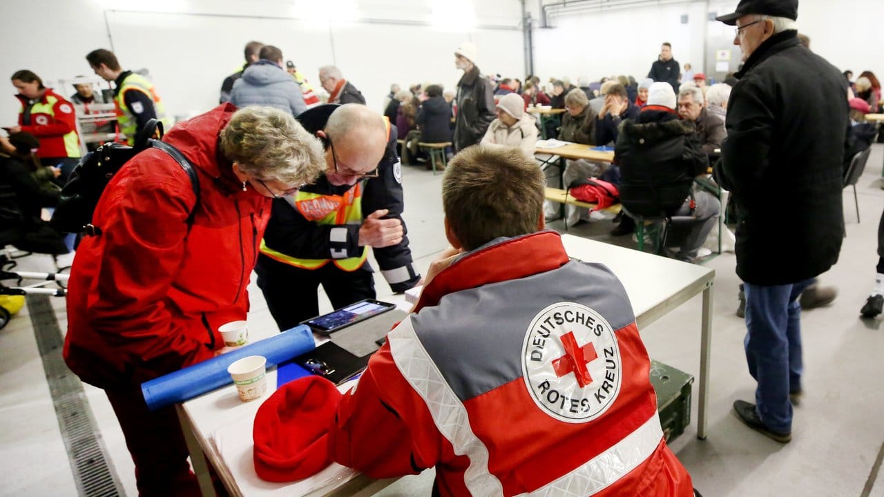 Das Deutsche Rote Kreuz, die Polizei, Feuerwehr und Bundeswehr unterstützten mit vielen Mitarbeitern die Aktion.