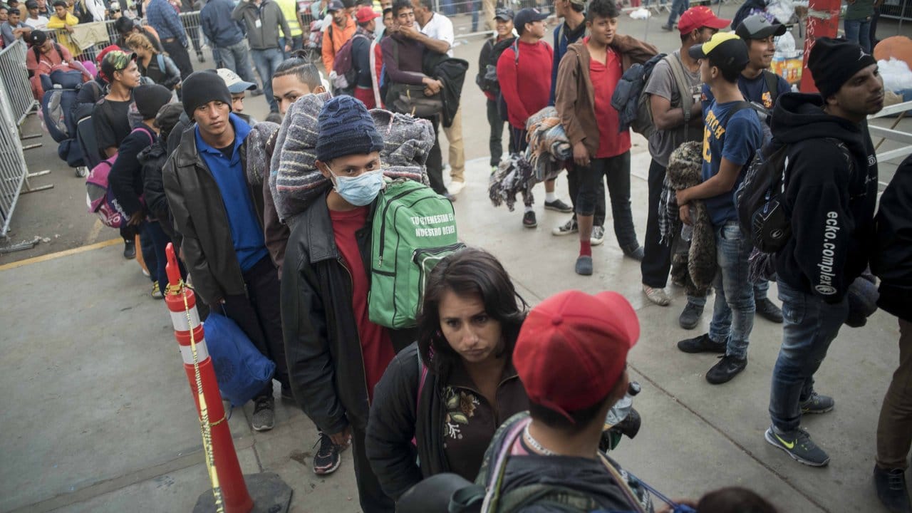 Migranten stehen in Tijuana Schlange, um Essen zu bekommen.
