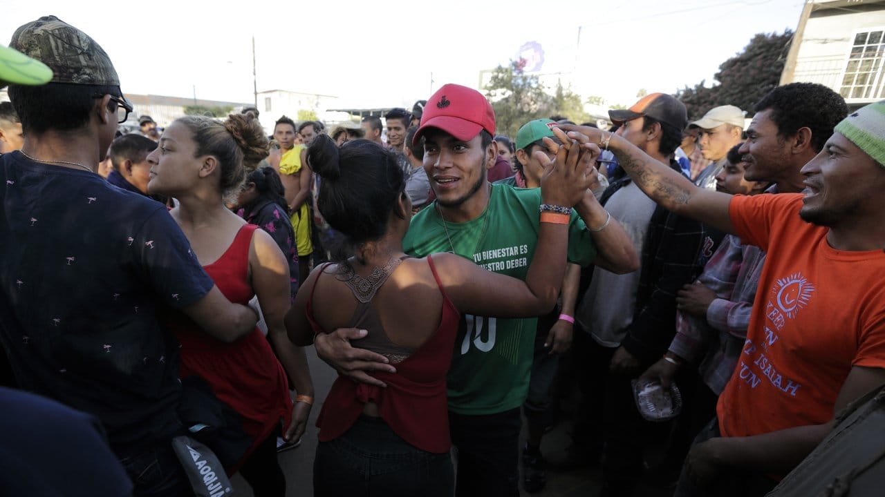 Ein bisschen Ablenkung: Migranten tanzen außerhalb der Notunterkunft in Tijuana.