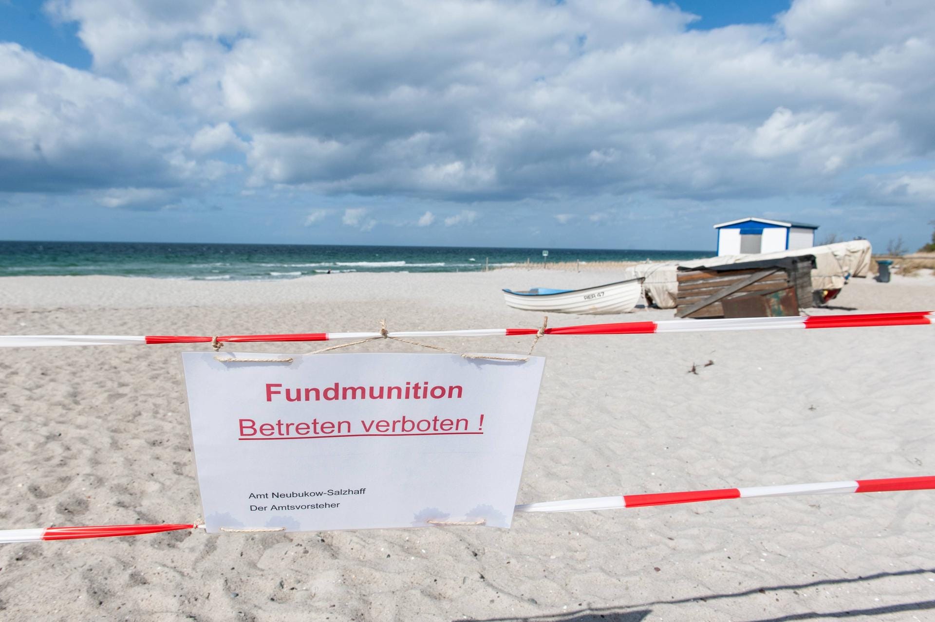 Hochexplosives Strandgut wurde schon häufiger an die Ostseeküste bei Rerik (Mecklenburg-Vorpommern) gespült. Im April 2014 (Bild) wurde eine große Menge geborgen. Vier Jahre später stieß ein Spaziergänger auf zehn über 70 Jahre alte Flak-Granaten. Hochexplosives Strandgut wurde schon häufiger an die Ostseeküste bei Rerik (Mecklenburg-Vorpommern) gespült. Im April 2014 (Bild) wurde eine große Menge geborgen. Vier Jahre später stieß ein Spaziergänger auf zehn über 70 Jahre alte Flak-Granaten.