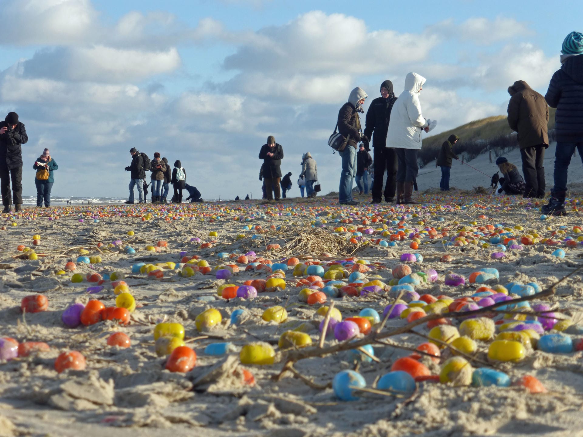 Plastikeier auf Langeoog: Mitten im Winter berichtete im Januar 2017 der "Stern" über Osterstimmung auf der Nordseeinsel Langeoog. Zehntausende bunte Plastikeier zierten nach einem Sturm den Strand. Nicht nur das: Die bunten Eier enthielten sogar Spielzeug – ein Fest für Kinder, die es am Strand einsammeln konnten. Doch woher stammte die Überraschung mit Spaß und Spiel? Die Polizei vermutete: Ein Schiff verlor wenige Wochen zuvor, an Weihnachten, einen Teil seiner Ladung auf dem Weg nach Russland. Plastikeier auf Langeoog: Mitten im Winter berichtete im Januar 2017 der "Stern" über Osterstimmung auf der Nordseeinsel Langeoog. Zehntausende bunte Plastikeier zierten nach einem Sturm den Strand. Nicht nur das: Die bunten Eier enthielten sogar Spielzeug – ein Fest für Kinder, die es am Strand einsammeln konnten. Doch woher stammte die Überraschung mit Spaß und Spiel? Die Polizei vermutete: Ein Schiff verlor wenige Wochen zuvor, an Weihnachten, einen Teil seiner Ladung auf dem Weg nach Russland.