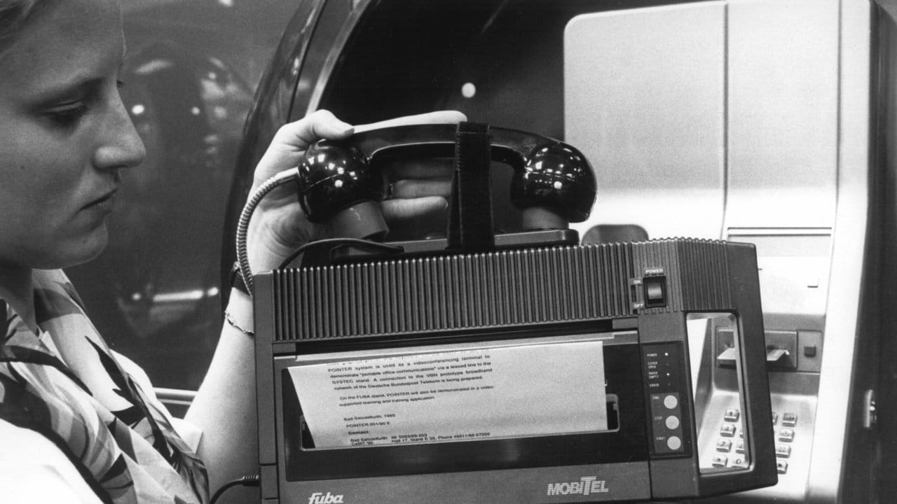 Drei Kilo wiegt das 1990 bei der Cebit vorgestellte tragbare Faxgerät. Drei Kilo wiegt das 1990 bei der Cebit vorgestellte tragbare Faxgerät.