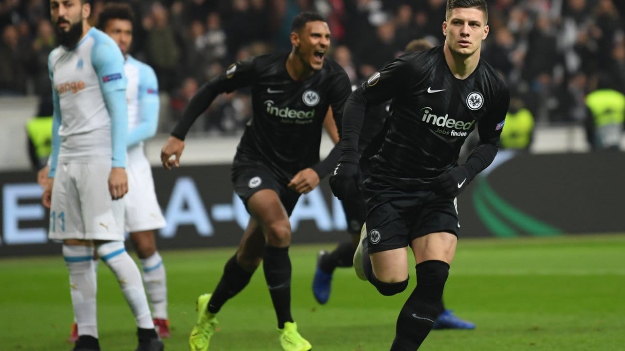 Eintracht-Torjäger Luka Jovic (r) feiert seinen Treffer zum 1:0.
