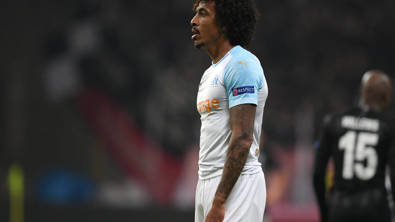 Marseille Luiz Gustavo (l) sorgte mit einem Eigentor zum 2:0 für die Eintracht.
