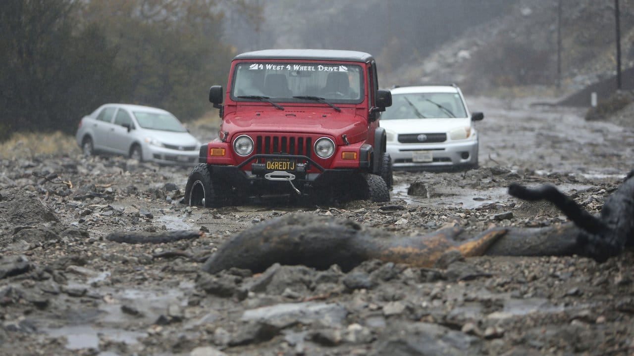 Eine Schlammlawine hat mehrere Fahrzeuge entlang des Valley of the Falls Drive im San Bernardino County eingeschlossen.