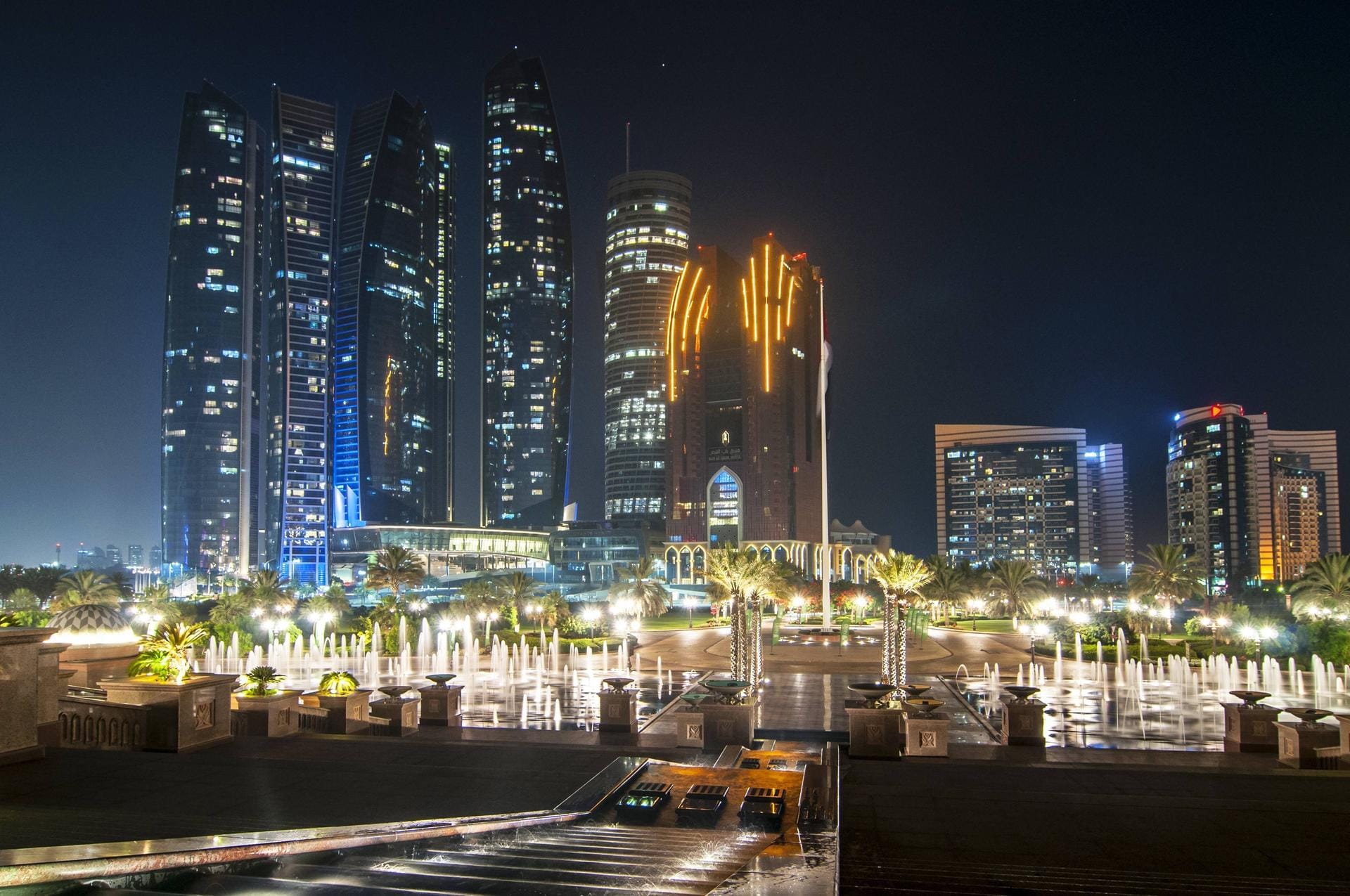 Skyline von Abu Dhabi: In der Hauptstadt der Vereinigten Arabischen Emirate gibt es viele Sehenswürdigkeiten, wie etwa das höchste Gebäude der Welt.