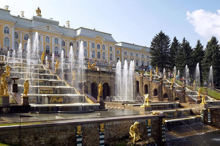 Schloss Peterhof bei St. Petersburg: Die prunkvollen Zarenresidenzen erkunden Sie am besten in geführten Touren – so verpassen Sie keine historischen Details.