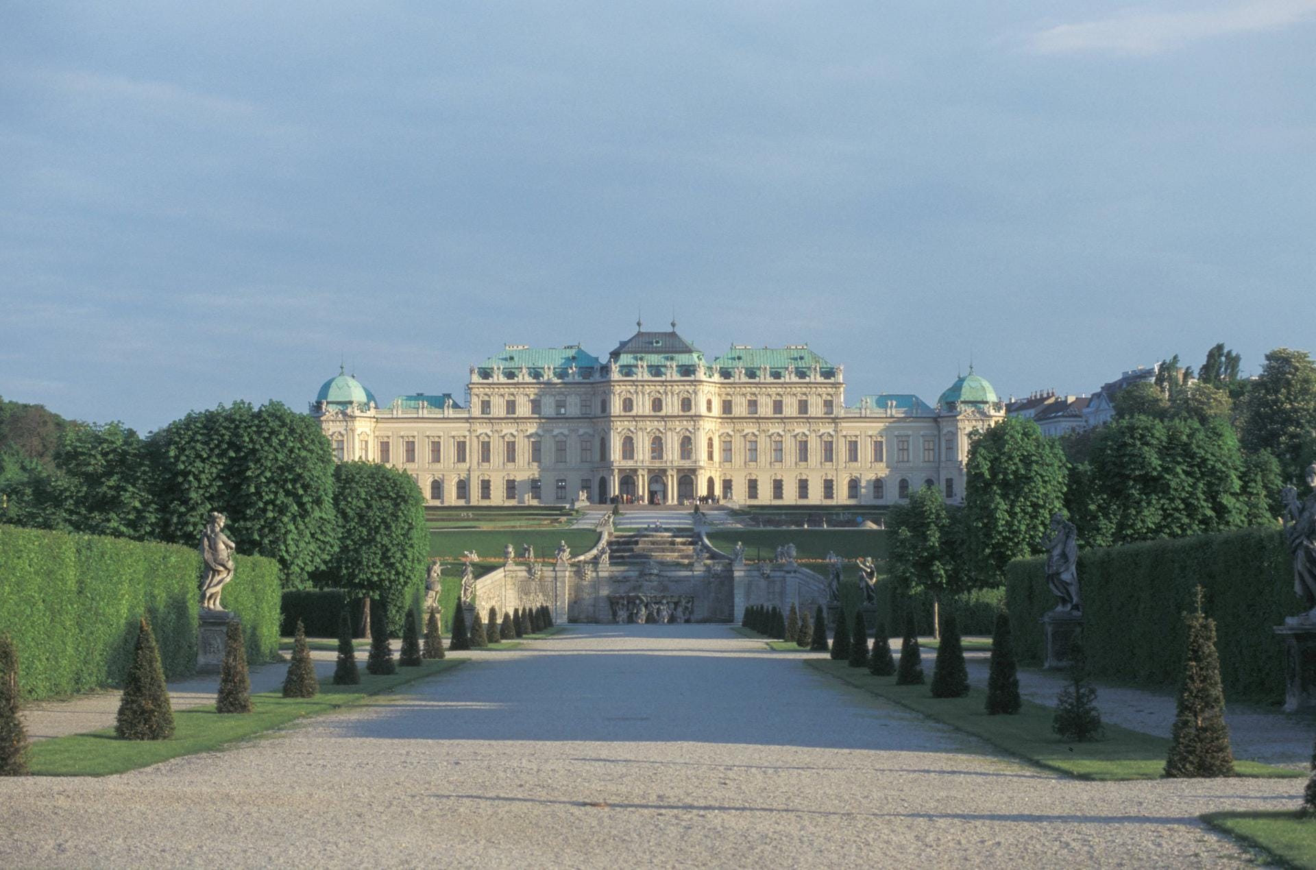 Schloss Belvedere: In Wien können Sie durch historische Gärten spazieren und auch die Schlossbauten besichtigen.