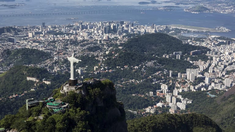 Jesusstatue in Rio de Janeiro: Von der berühmten Statue aus genießen Sie einen beeindruckenden Blick auf die brasilianische Stadt.