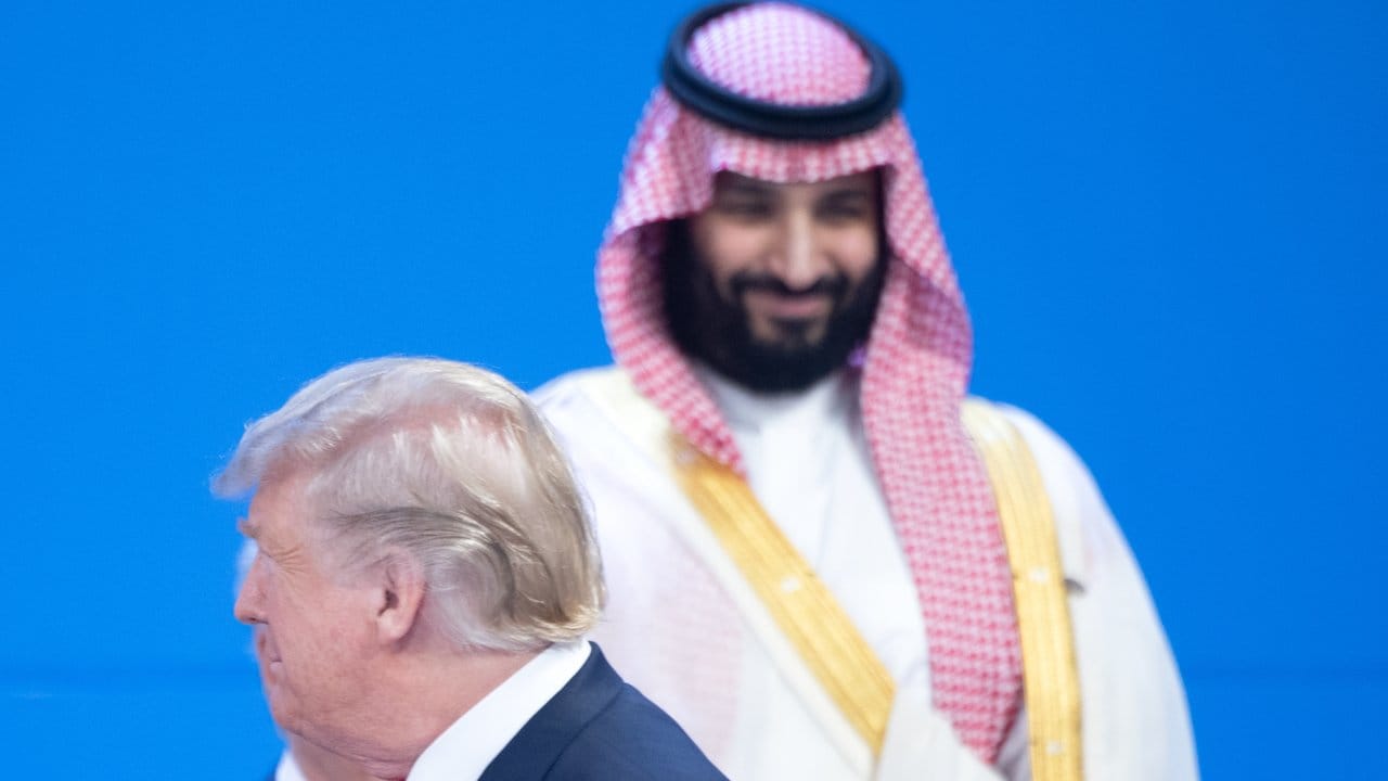 Heikle Begegnung: Donald Trump läuft beim G20-Gipfel am lächelnden saudischen Kronprinzen Mohammed bin Salman vorbei.