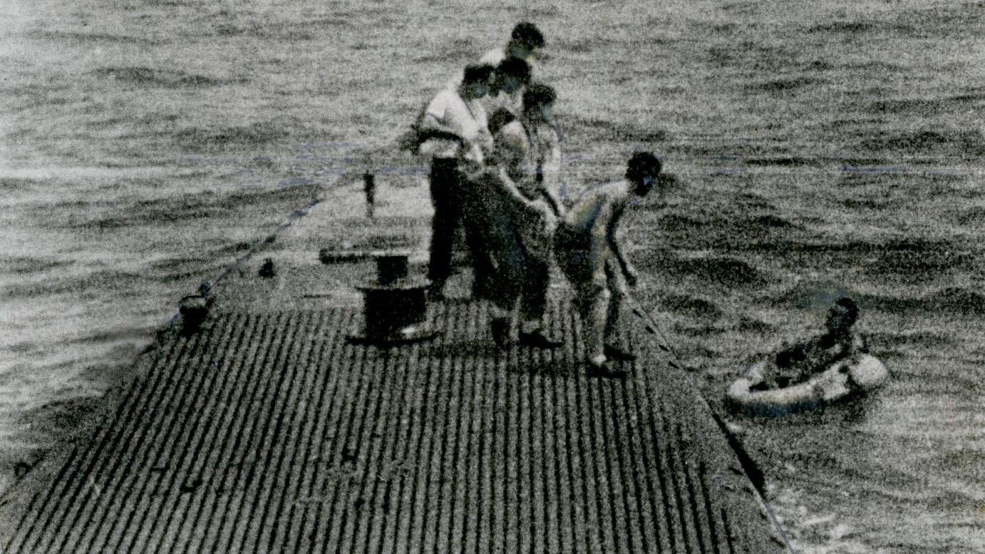 1944 wurde Bushs Flieger von den Japanern abgeschossen, erst nach Stunden auf dem offenen Meer wurde er geborgen.