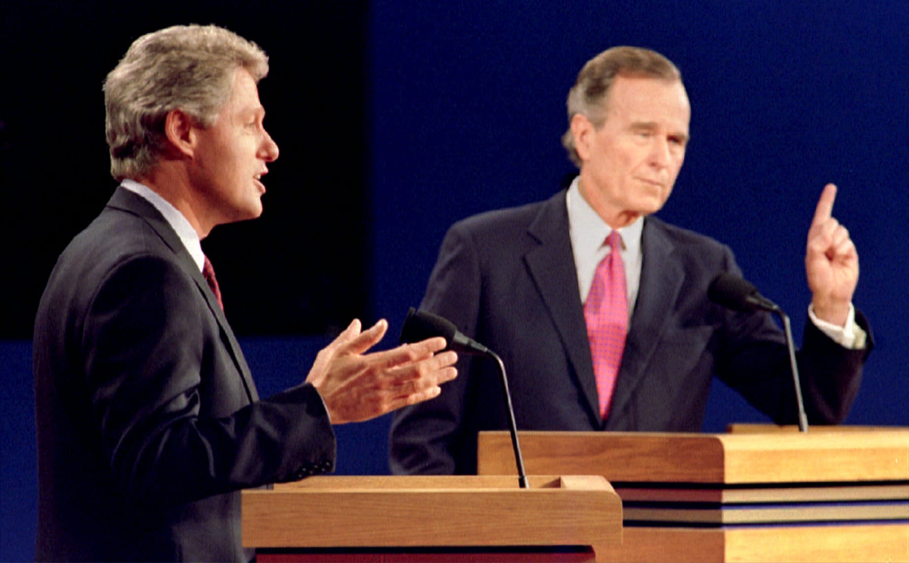 "Es ist die Wirtschaft, Dummkopf!": Daheim überschatten Schuldenkrise und Rezession den Wahlkampf 1992. Gegen den jugendlichen Herausforderer Bill Clinton wirkt Bush plötzlich ohne Rezept und von gestern, so ist auch der Eindruck bei dieser TV-Debatte im Oktober 1992. Bush wird nach nur einer Amtszeit abgewählt.