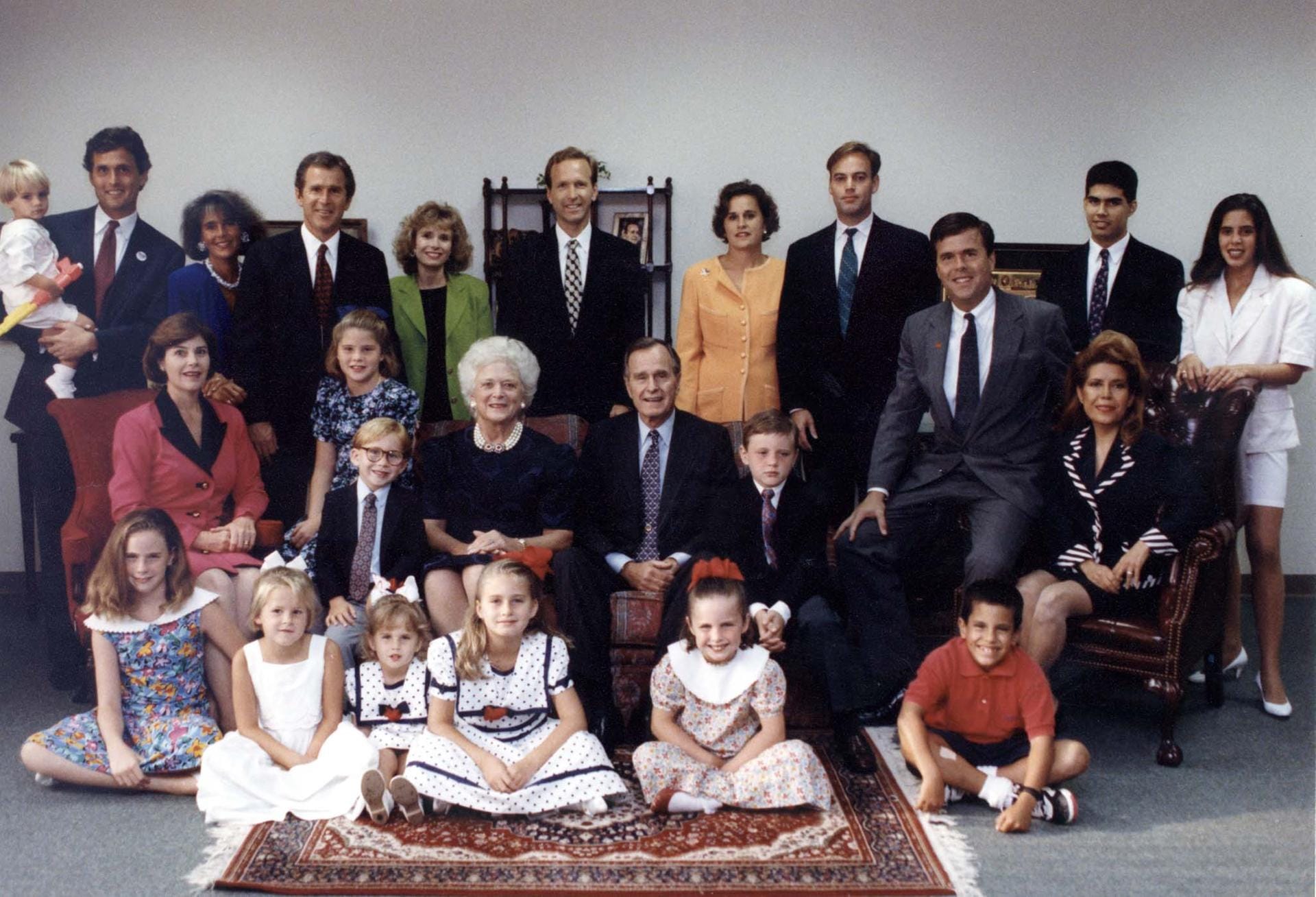 Der Bush-Clan: Auf diesem Familienporträt aus dem Jahr 2000 ist ein Großteil der Familie versammelt. Insgesamt hatten Bush und seine Frau Barbara sechs Kinder, von denen eines im Alter von drei Jahren gestorben war. Auf der Aufnahme sind George W. (hinten links) und Jeb (rechts auf der Stuhllehne) zu sehen.