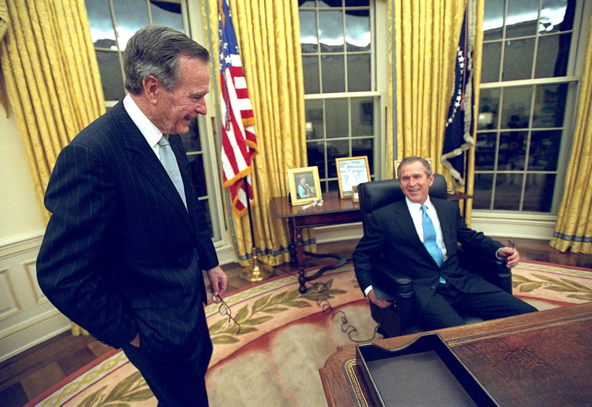 Vater und Sohn: Am Abend seiner Amtseinführung nimmt George W. Bush im Januar 2001 in jenem Oval Office im Weißen Haus Platz, in dem sein Vater George H. W. Bush von 1989 bis 1993 wirkte. Bush junior wird ein aggressiverer Präsident als sein Vater sein, insbesondere in der Außenpolitik.