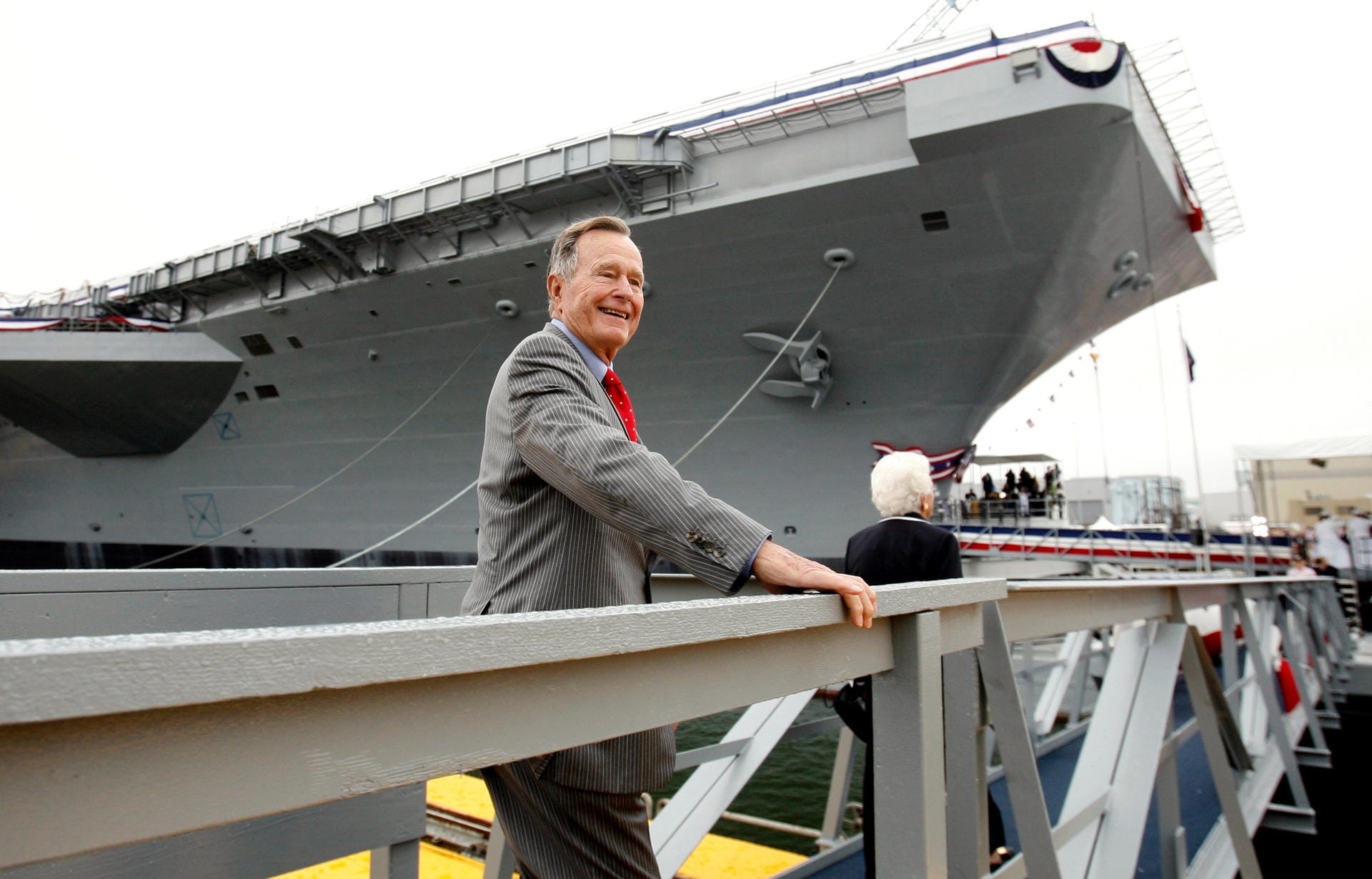 Der Ex-Präsident und sein Schiff: Im Oktober 2006 läuft die USS George H. W. Bush vom Stapel, ein nukleargetriebener Flugzeugträger der Nimitz-Klasse. Im Bild ist ein sichtlich stolzer Bush bei der Taufe des nach ihm benannten 97.000-Tonnen-Kriegsschiffes zu sehen.