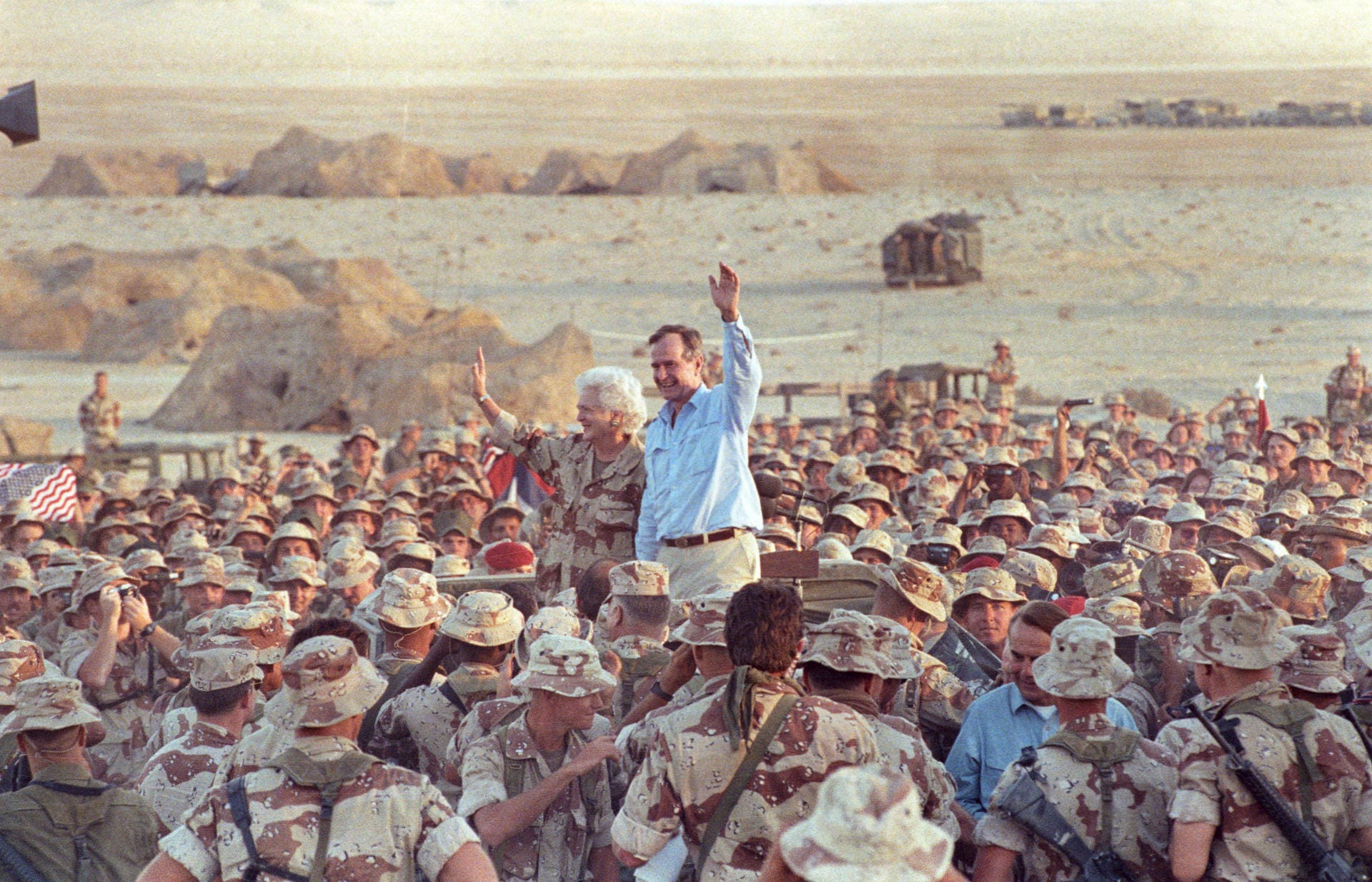 Barbara und George H.W. Bush besuchen im November 1990 in Saudi-Arabien stationierte US-Soldaten: Die Offensive gegen den Irak beschert Bush einen schnellen Erfolg und große Zustimmung in der Heimat.